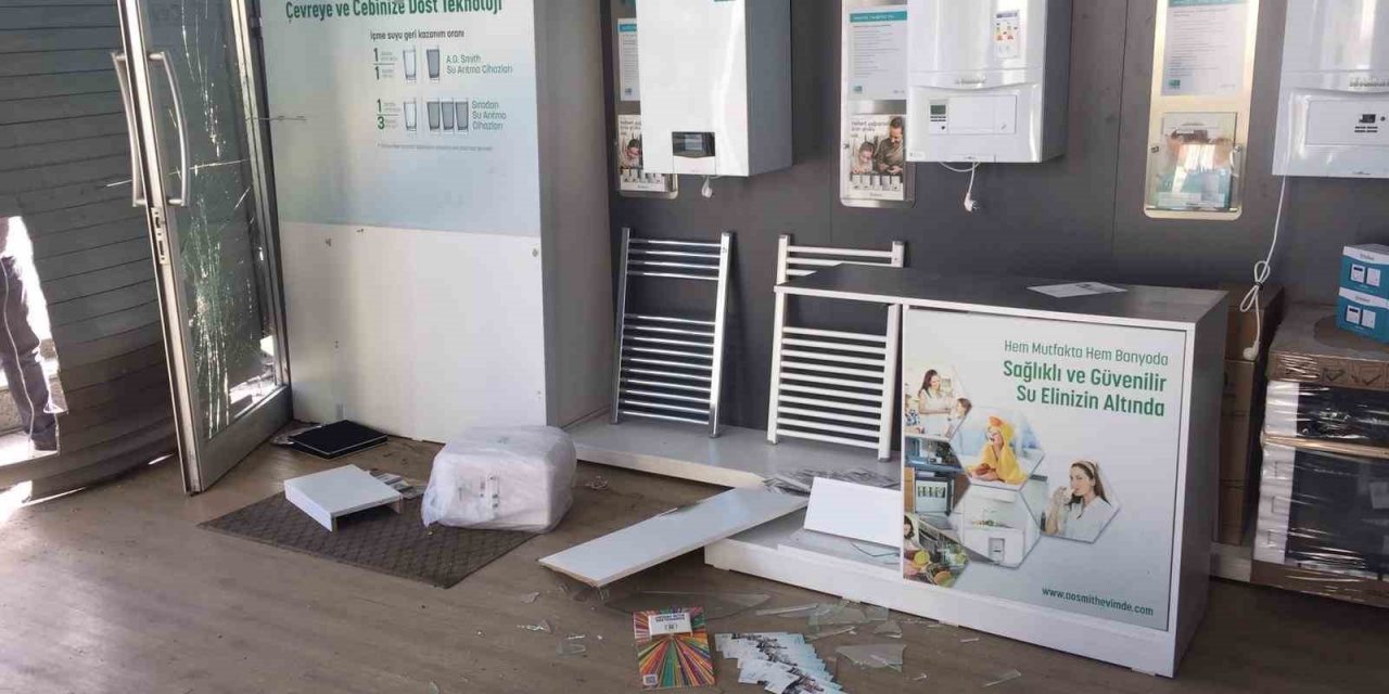 Kazada savrulan otomobil iş yerine girdi