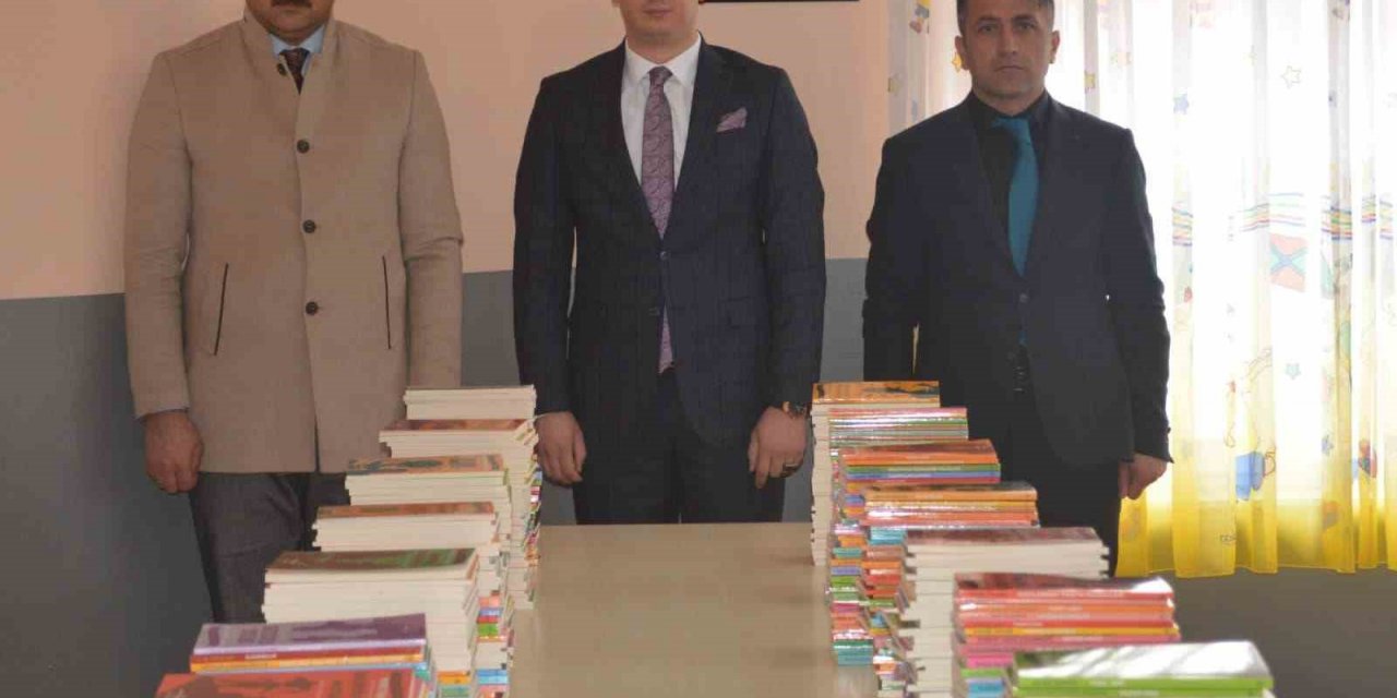 Bingöl’de köy okullarına kitap seti hediye edildi