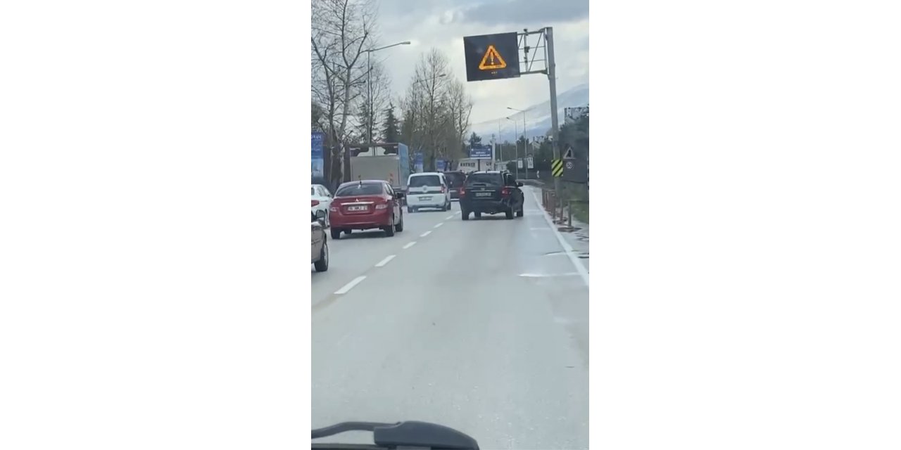 Trafikteki yan yan seyreden cipi gören sürücüler, gözlerine inanamadı
