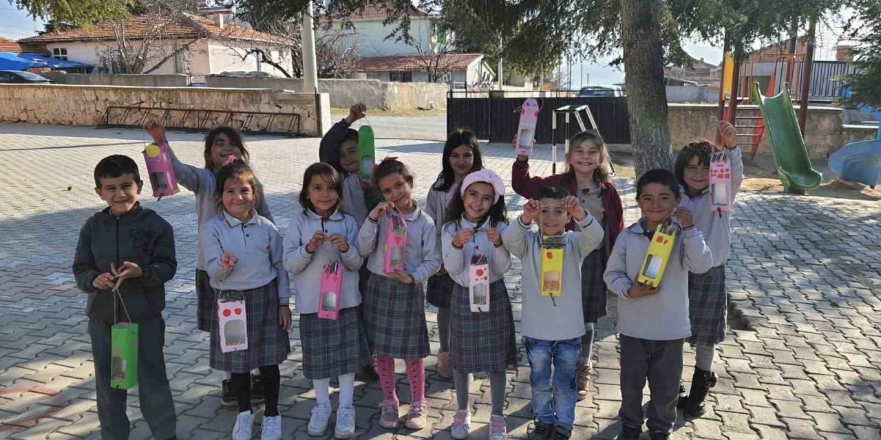 Kuşların yuvalarını minikler yaptı