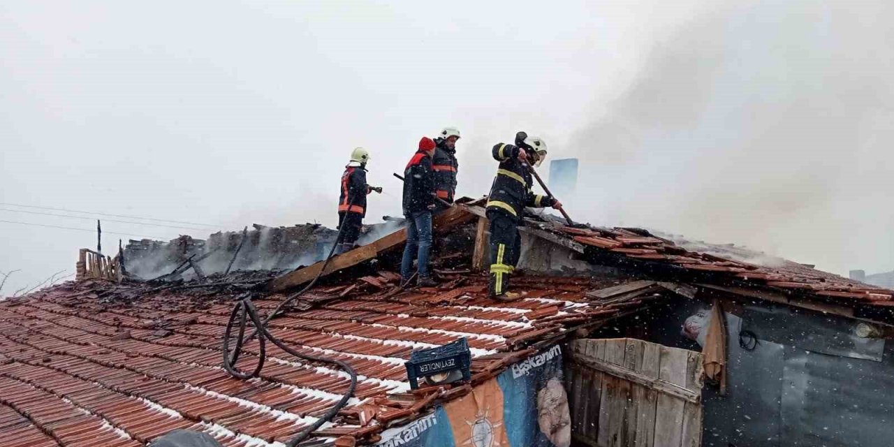 Alevlere teslim olan ev ve ahır kullanılmaz hale geldi