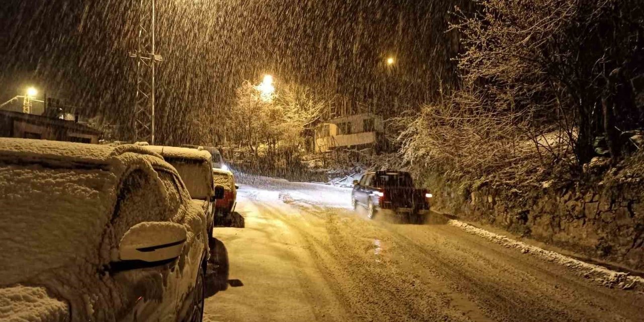 Artvin’e kış geri geldi, yüksek kesimlerde kar yağışı etkili oldu