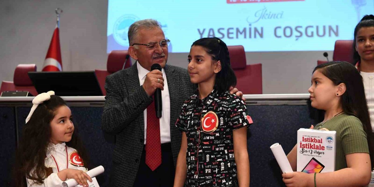 Başkan Büyükkılıç, İstiklal Marşı’na ses veren İstikbali tebrik etti