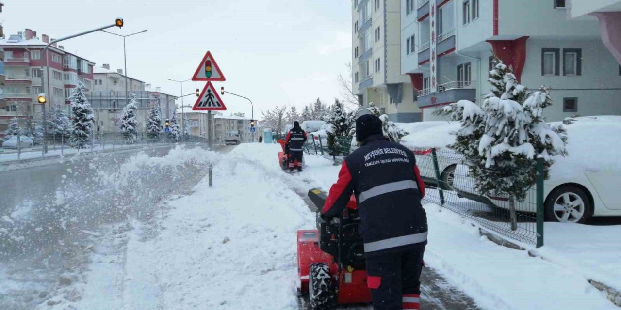 Belediye’nin karla mücadelesi devam ediyor
