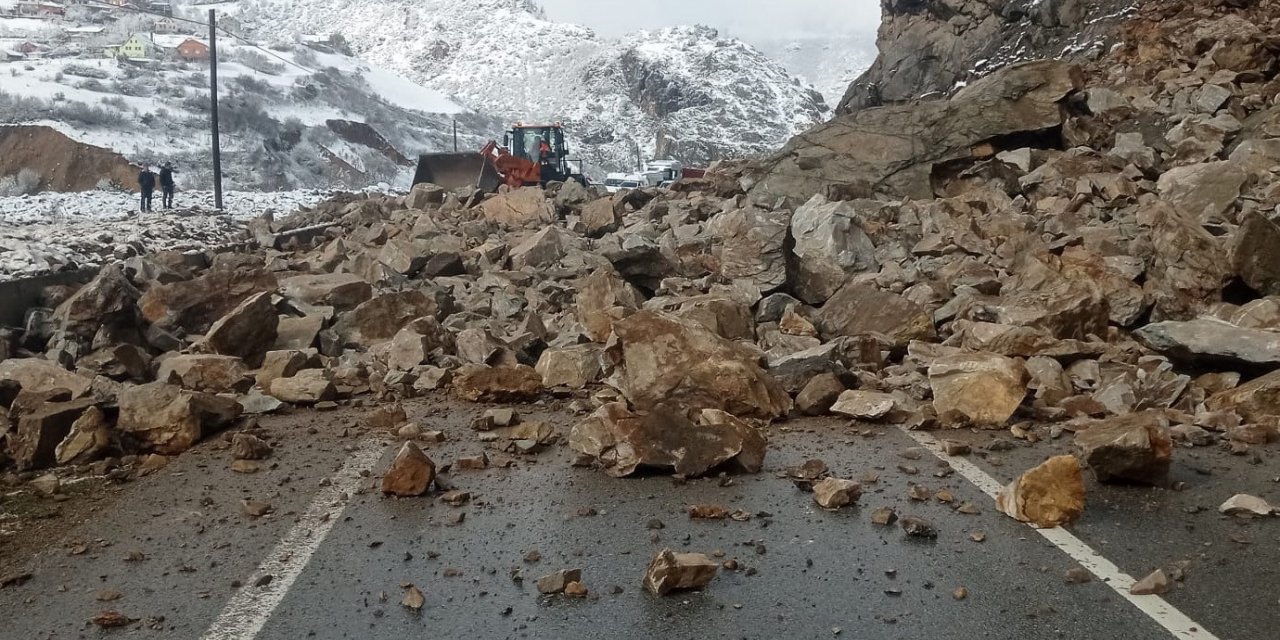 Gümüşhane-Kürtün yolunda heyelan