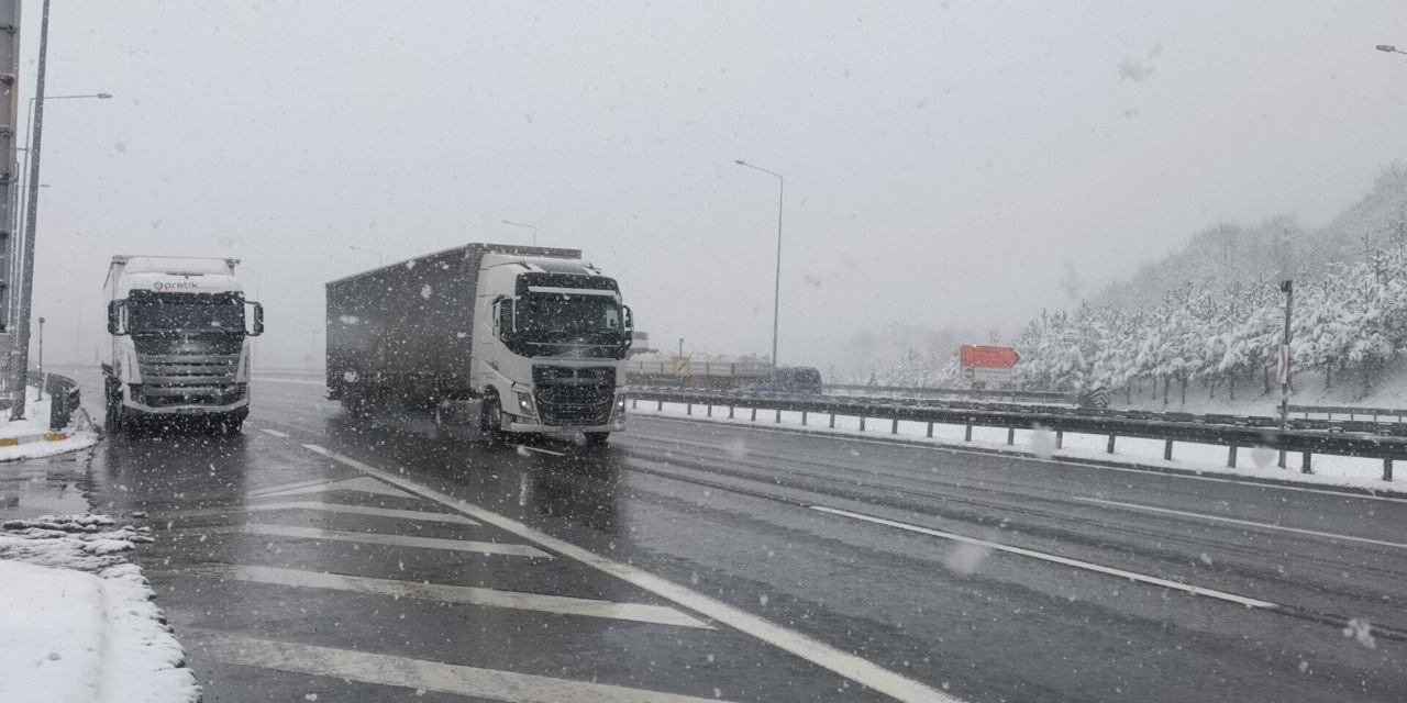 Bolu Dağı geçişinde kar etkisini artırdı