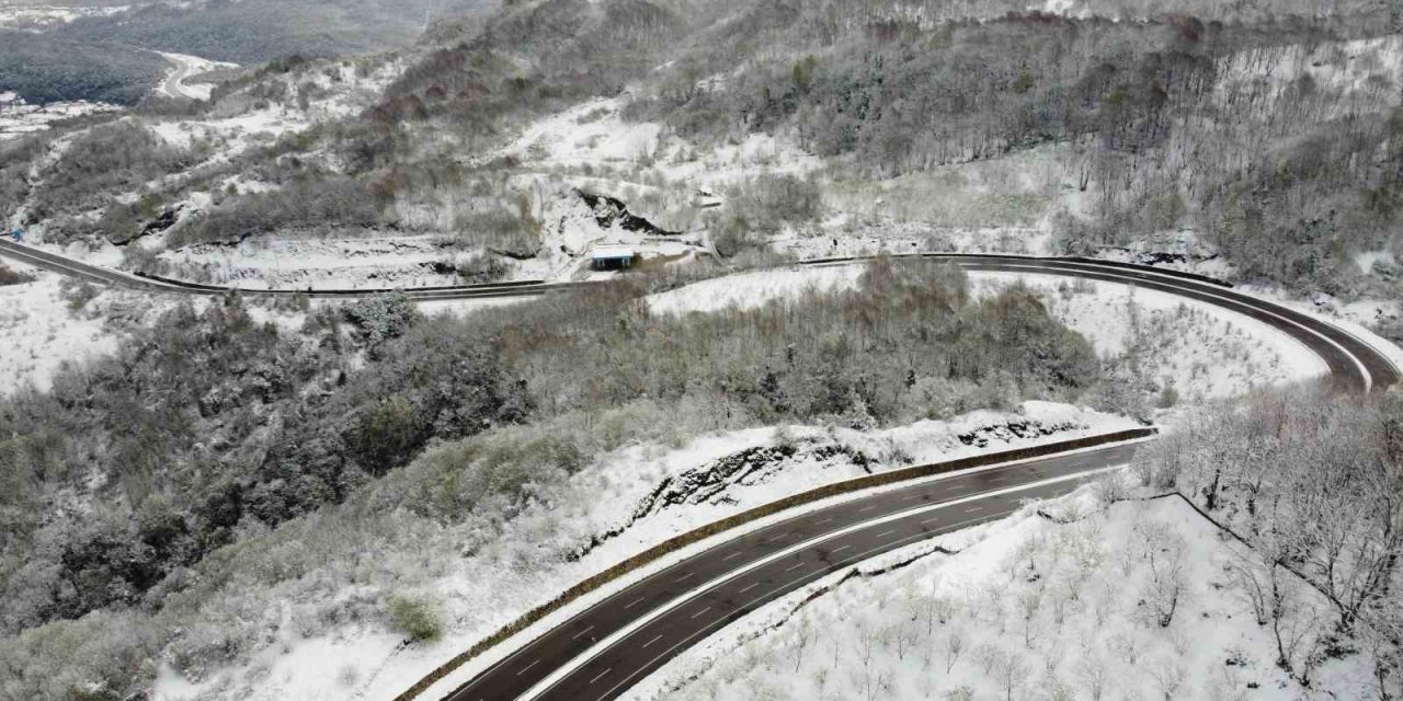 Karadeniz sahil yolundaki kar manzaraları dron ile görüntülendi