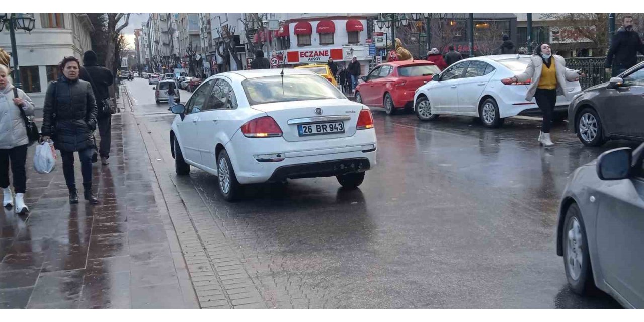 Eskişehir’de taksi ile otomobil çarpıştı