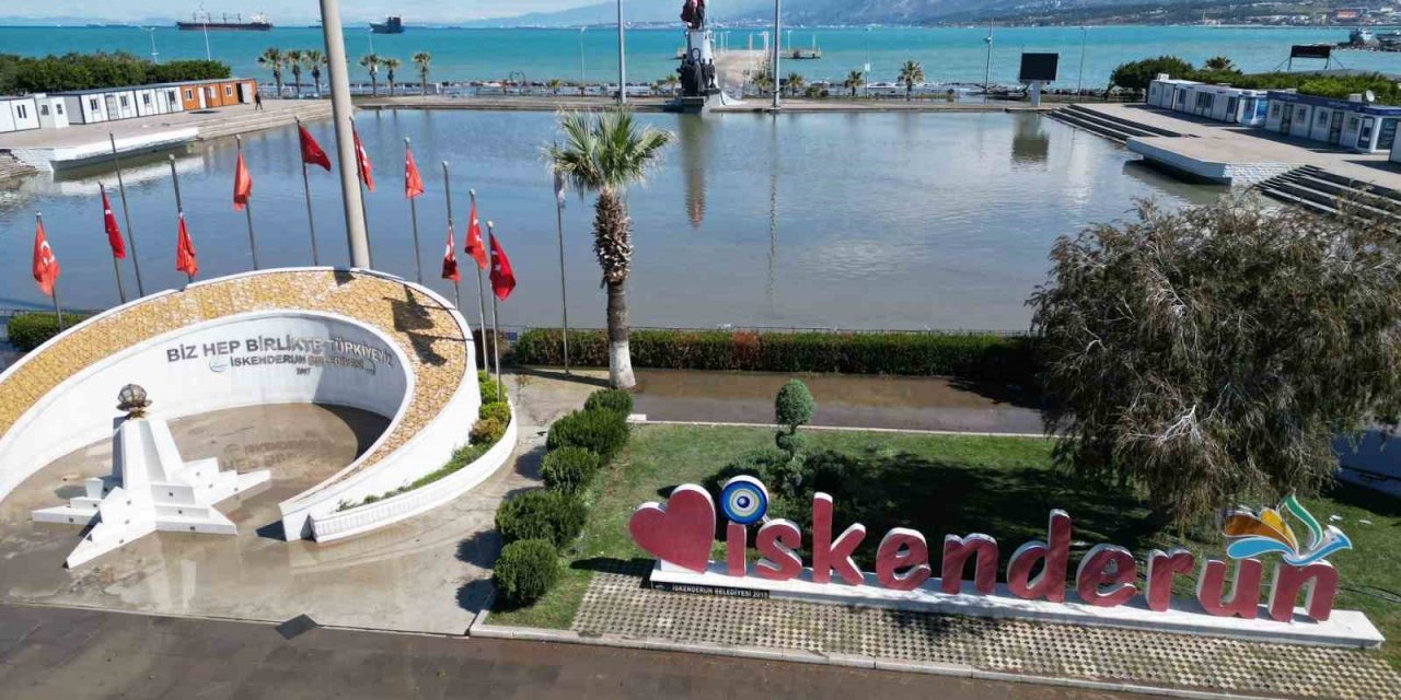 Denizin taştığı İskenderun’da son durum havadan görüntülendi
