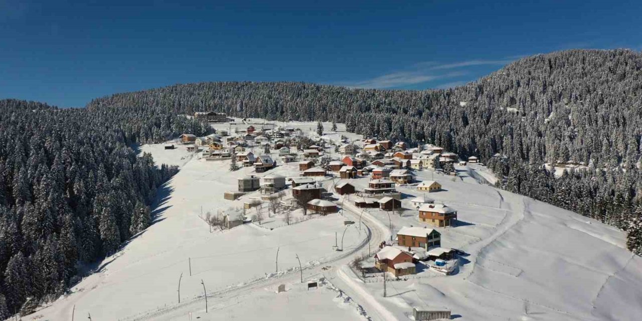 Beyaz örtüyle kaplanan Kulakkaya Yaylası drone ile görüntülendi