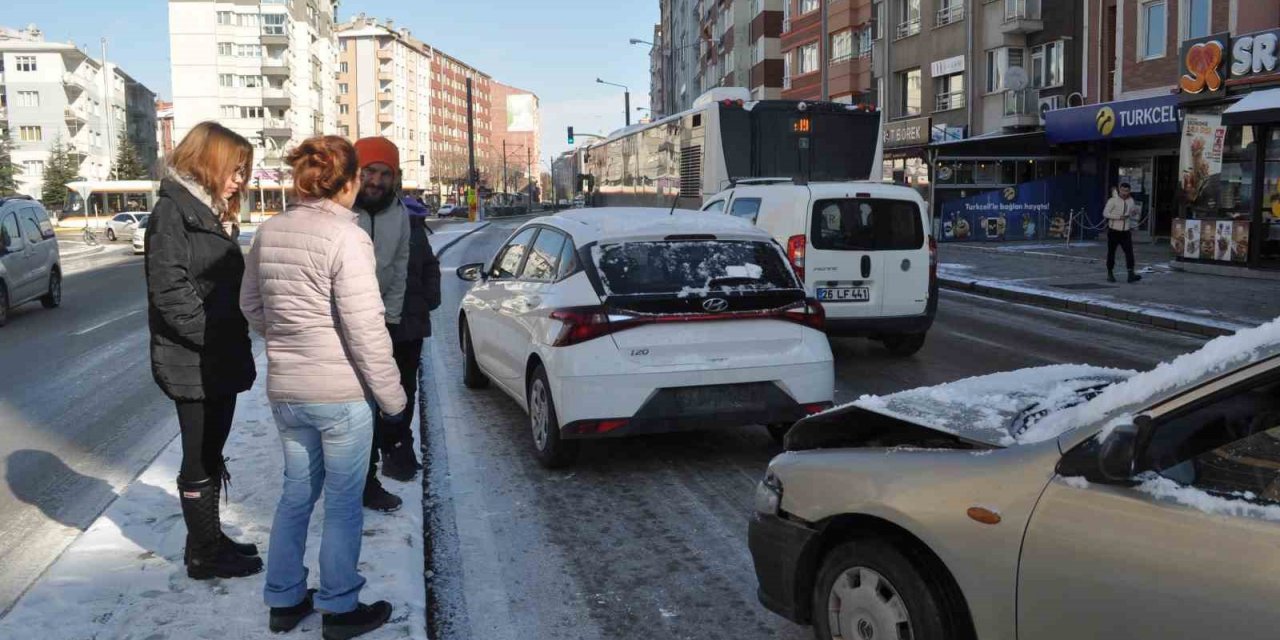 Buzlanan yollar kazaya sebep oldu