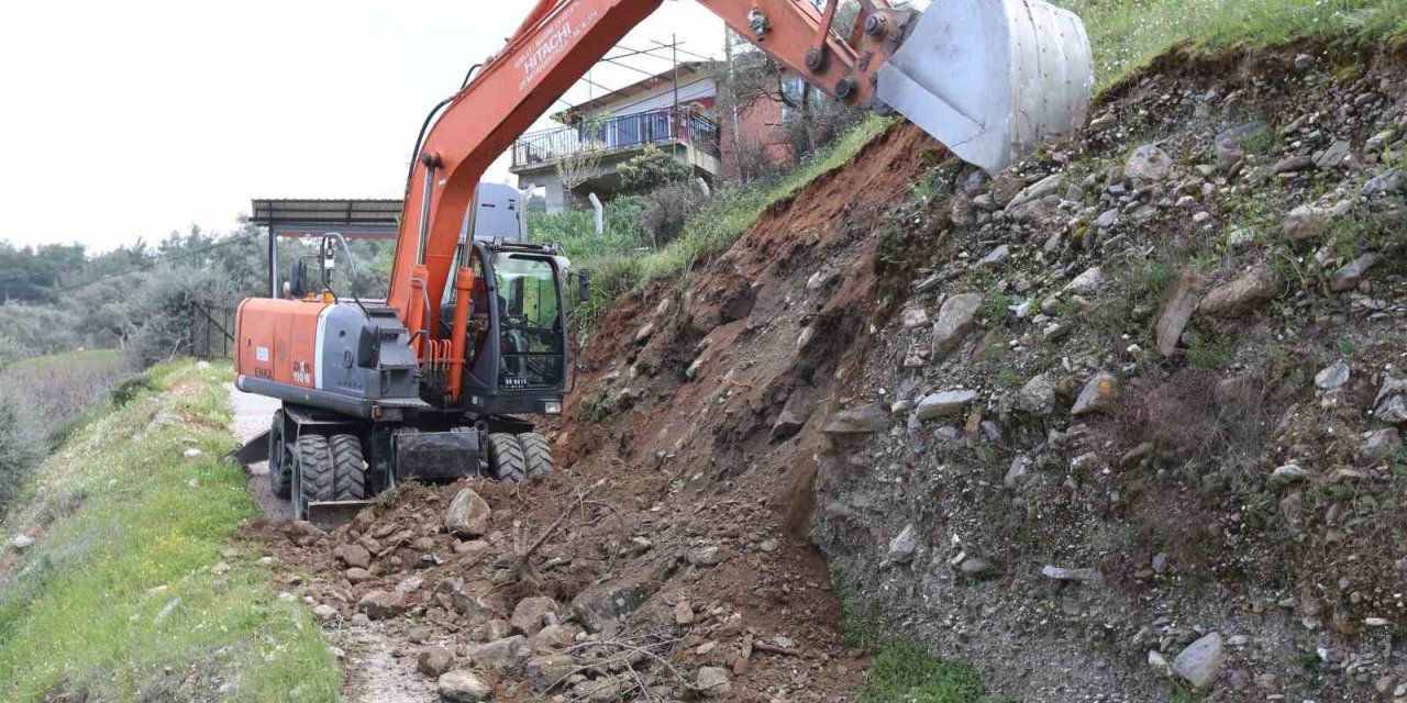 Efeler’den heyelan riskine anında müdahale