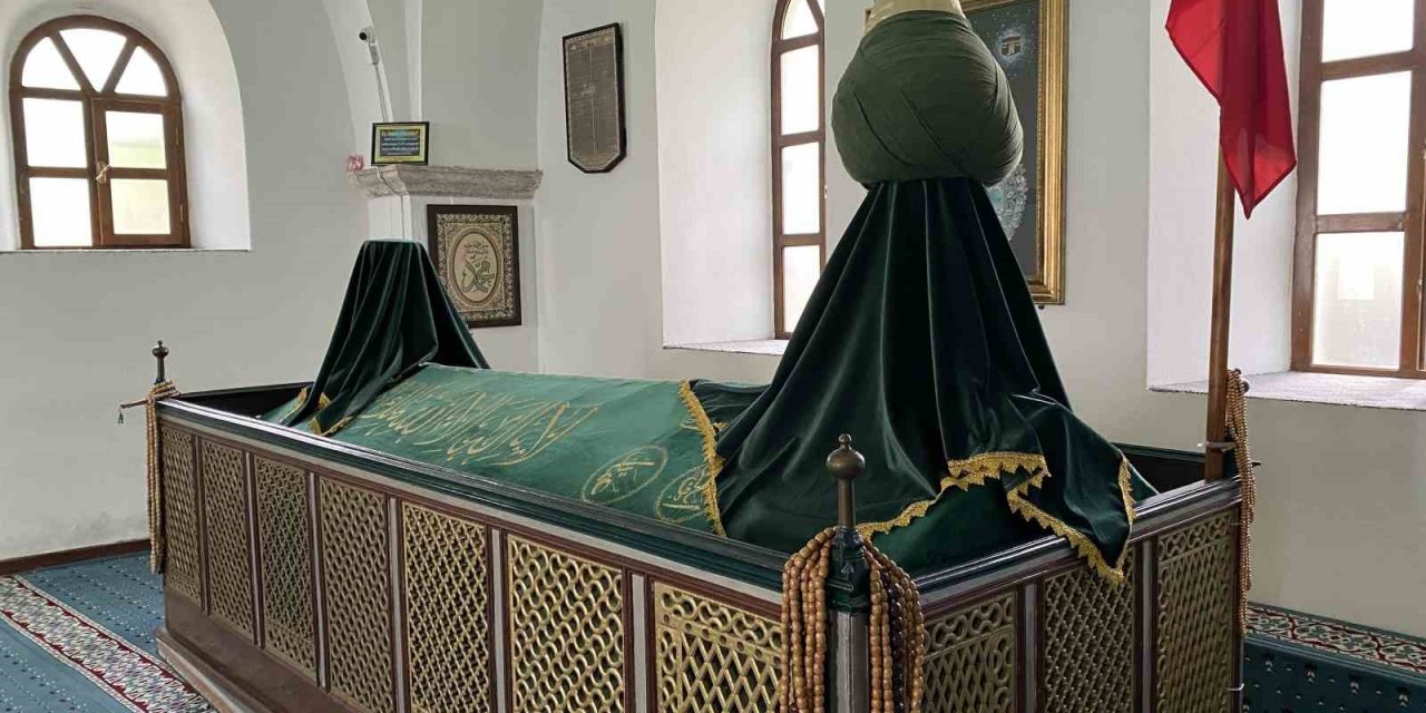 Bin 300 yıllık türbede mukabele geleneği sürdürülüyor