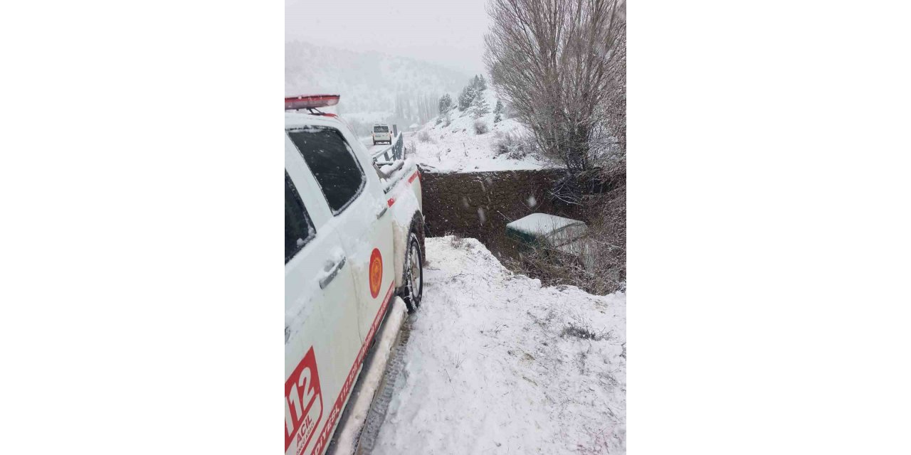 Giresun’da buzlu yolda kayan araç köprüden uçtu: 4 yaralı