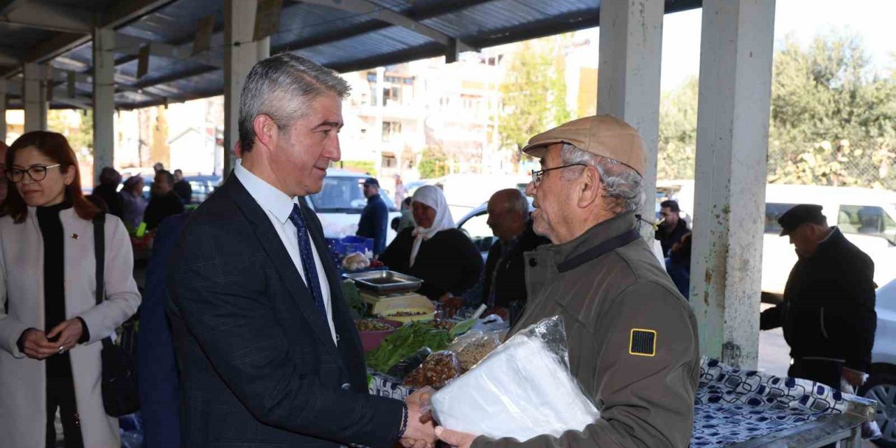 Başkan Oktay, semt pazarında vatandaşlarla buluştu