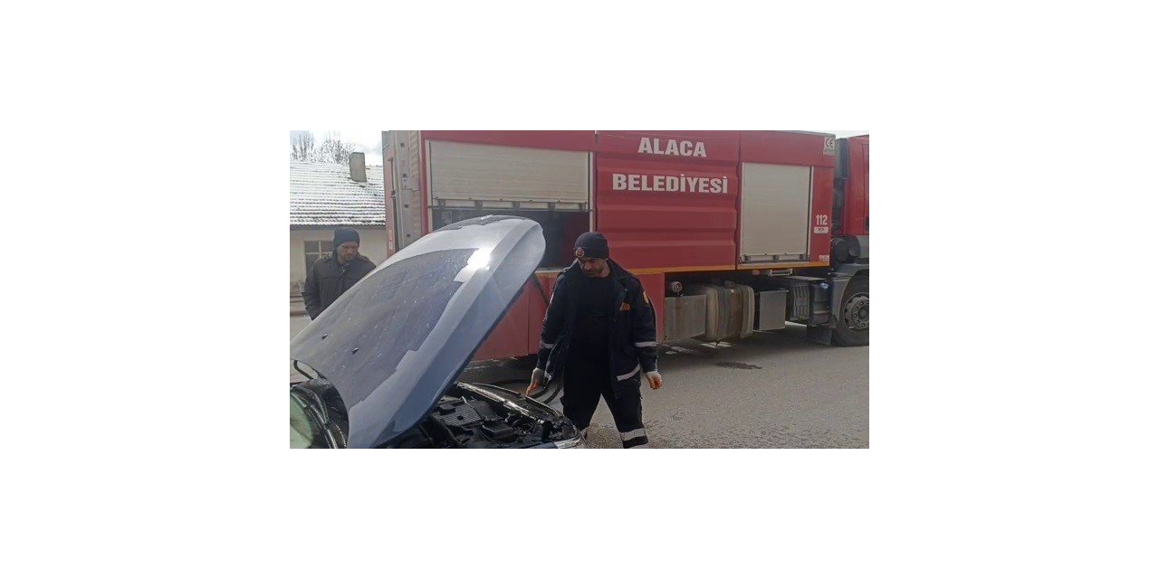 Seyir halindeki otomobilde çıkan yangını itfaiye ekipleri söndürdü