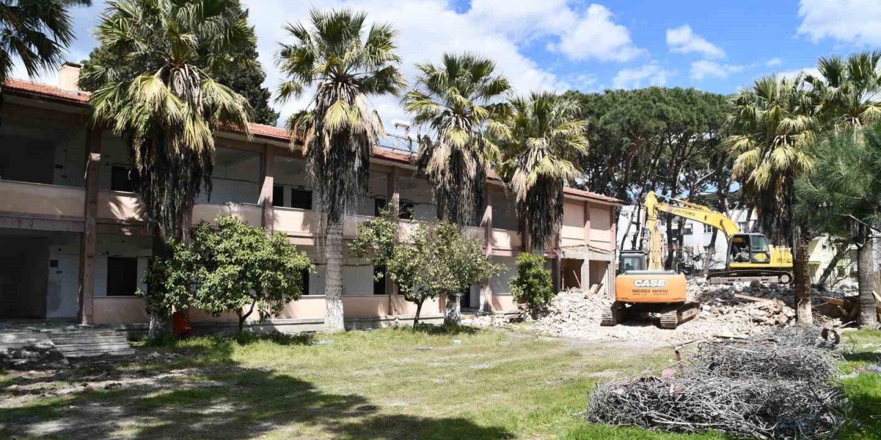 Söke’de yıllarca hizmet veren bina yıkılıyor