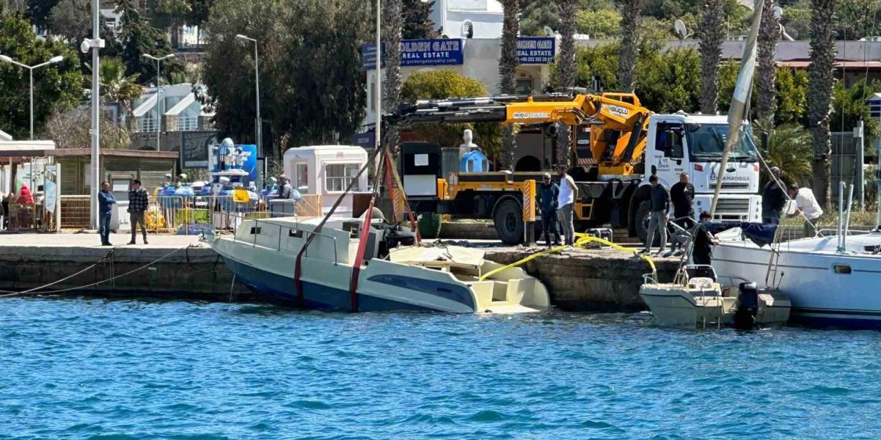 Motoryat fırtınada battı