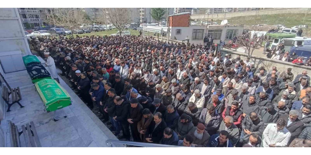 Kazada ölen baba oğul birlikte son yolculuğuna uğurlandı