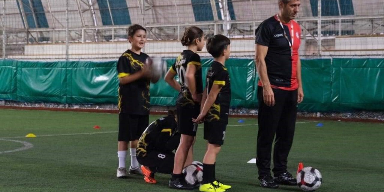 Geleceğin futbolcularını yetiştiriyorlar