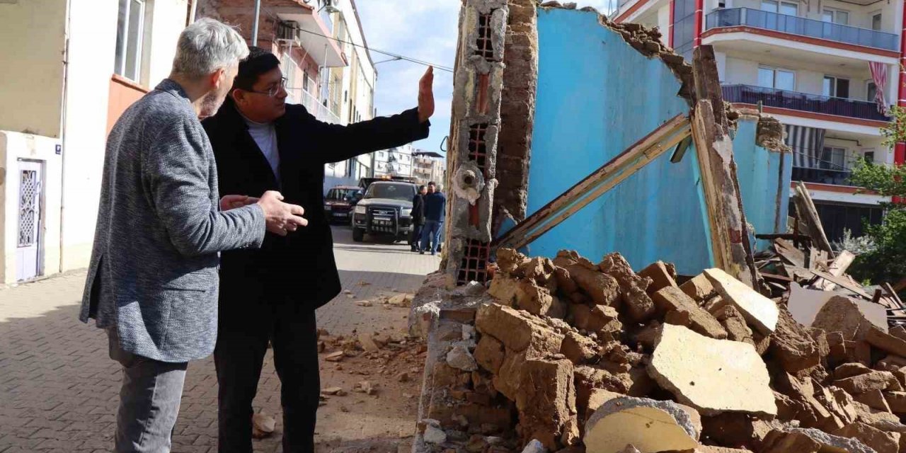 Nazilli’de metruk binaların yıkımına devam ediliyor