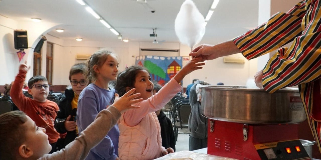 Gölcük’te çocuklar Ramazan akşamını doyasıya eğlenerek geçirdi