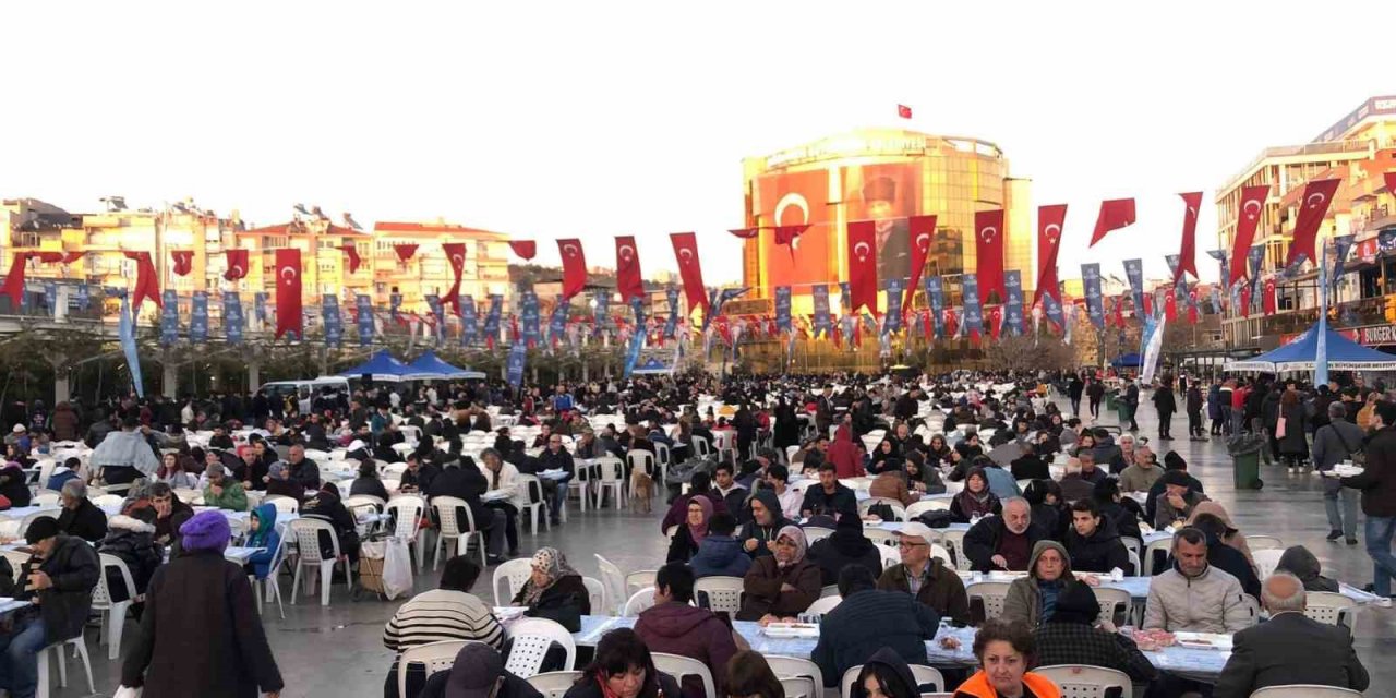 Aydın Büyükşehir, vatandaşları iftar sofralarında buluşturuyor