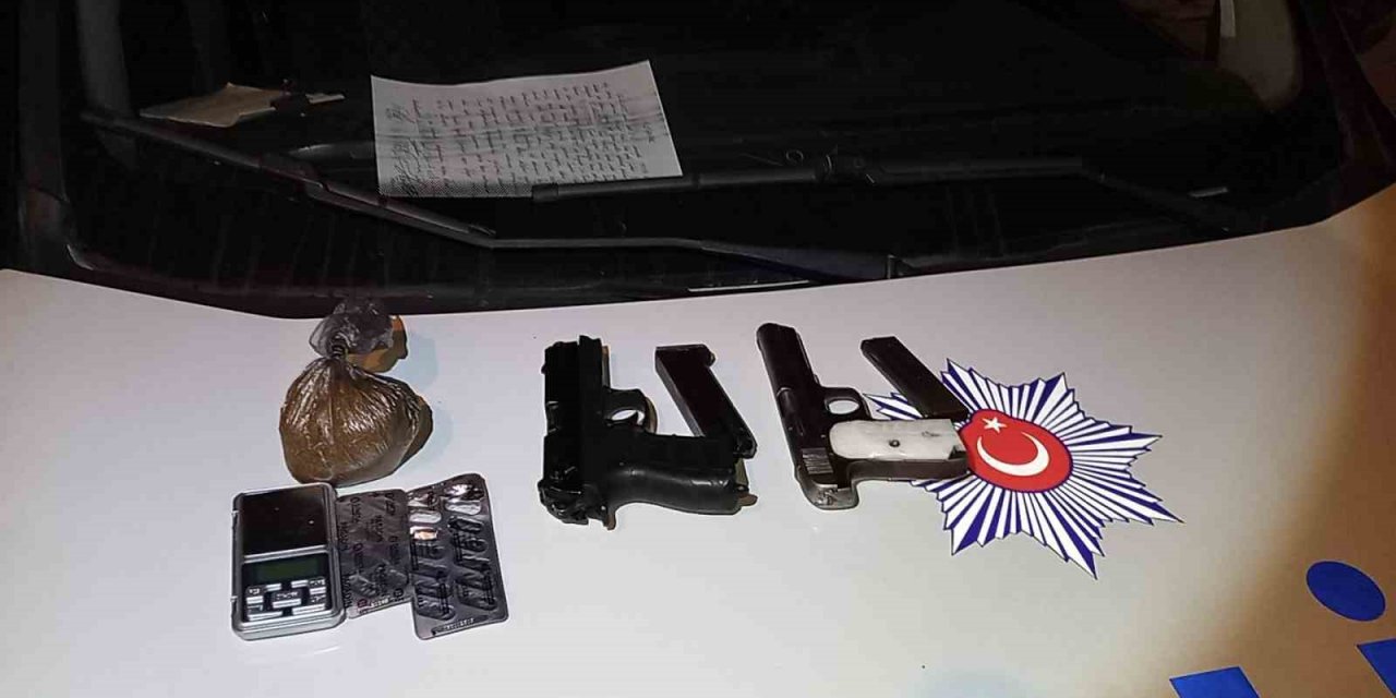 Şüphe üzerine durdurulan araçtan ruhsatsız silahlar, uyuşturucular ve hassas terazi çıktı