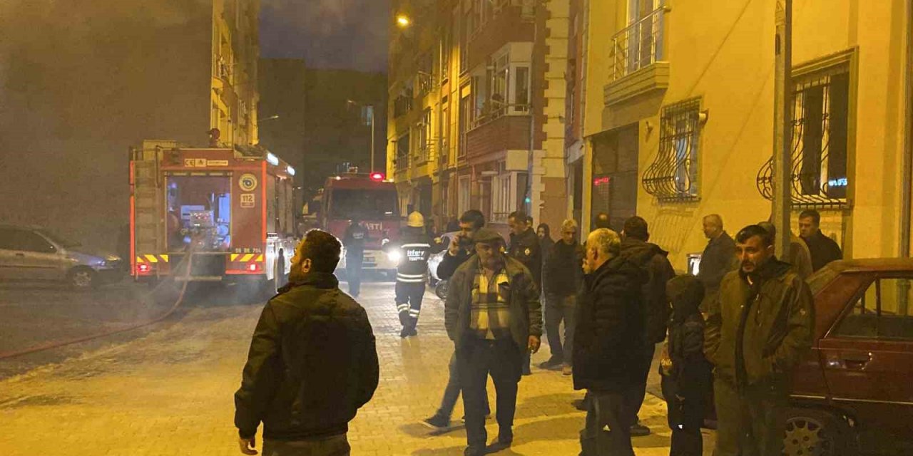 Tarihi ev alev topuna döndü, sokağa dökülen mahalleli isyan etti