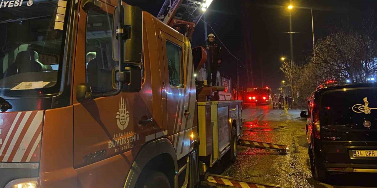 Avcılar’da plastik malzeme deposunda yangın