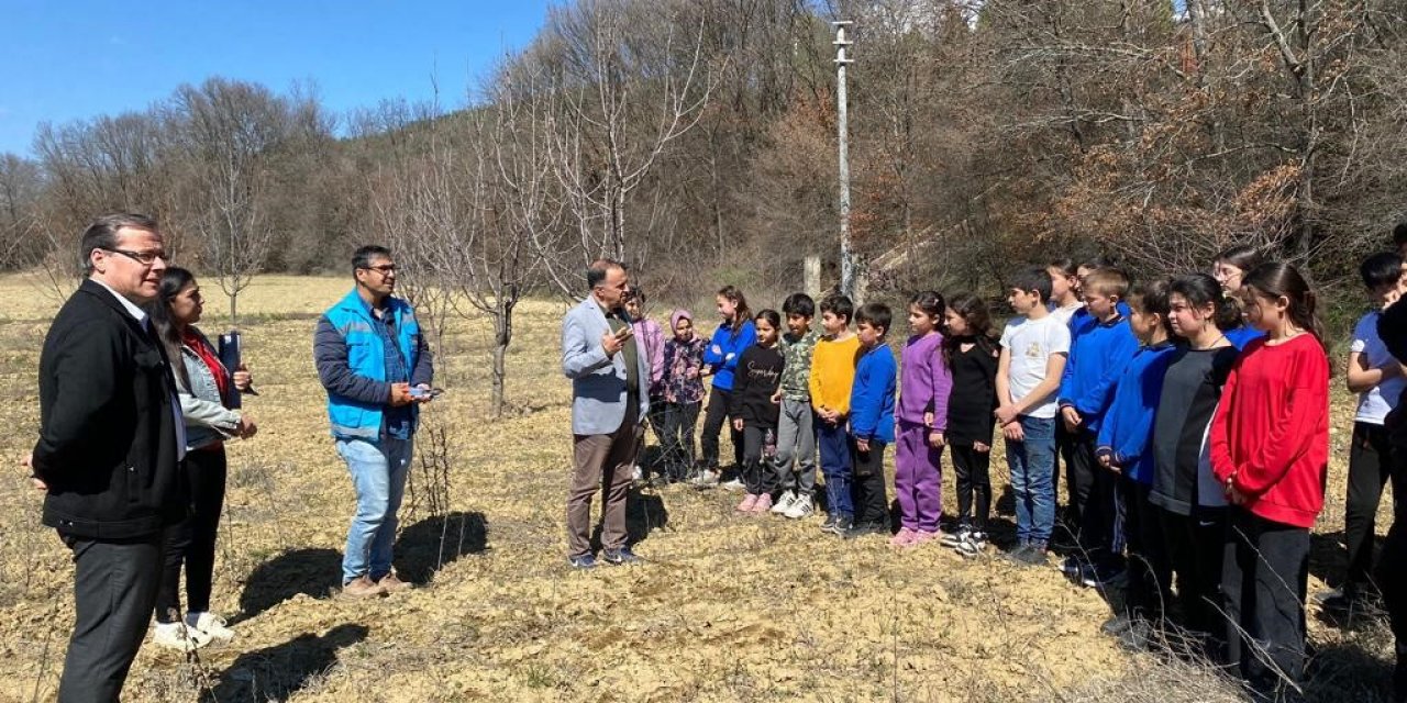 Şaphane’de ortaokul öğrencilerine meyve bahçesinde tarım eğitimi