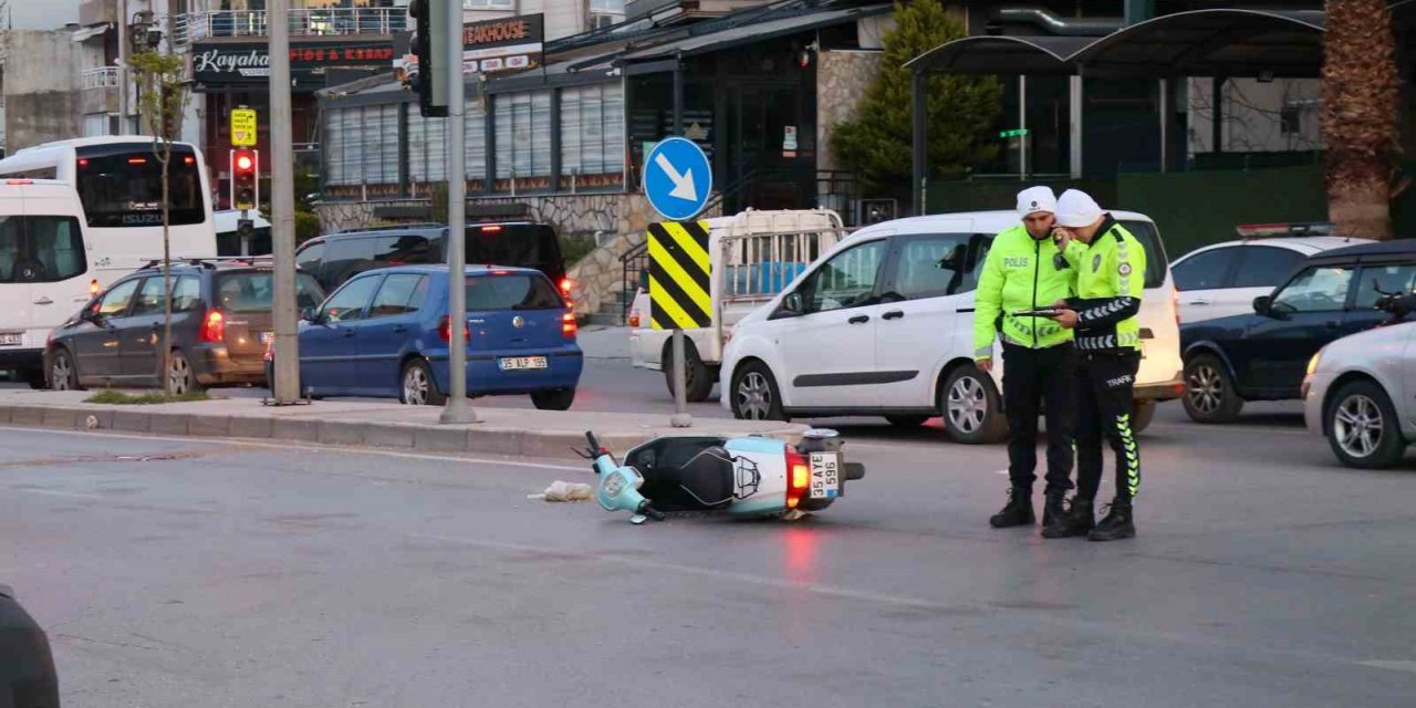 Aydınlatma direğine çarpan motosiklet sürücüsü ağır yaralandı