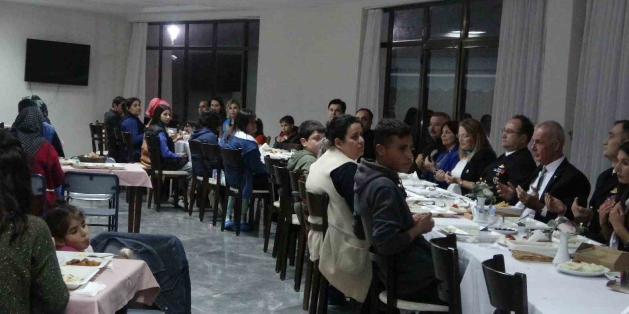 Kaymakam Aksoy, depremzedeler ile iftar yaptı