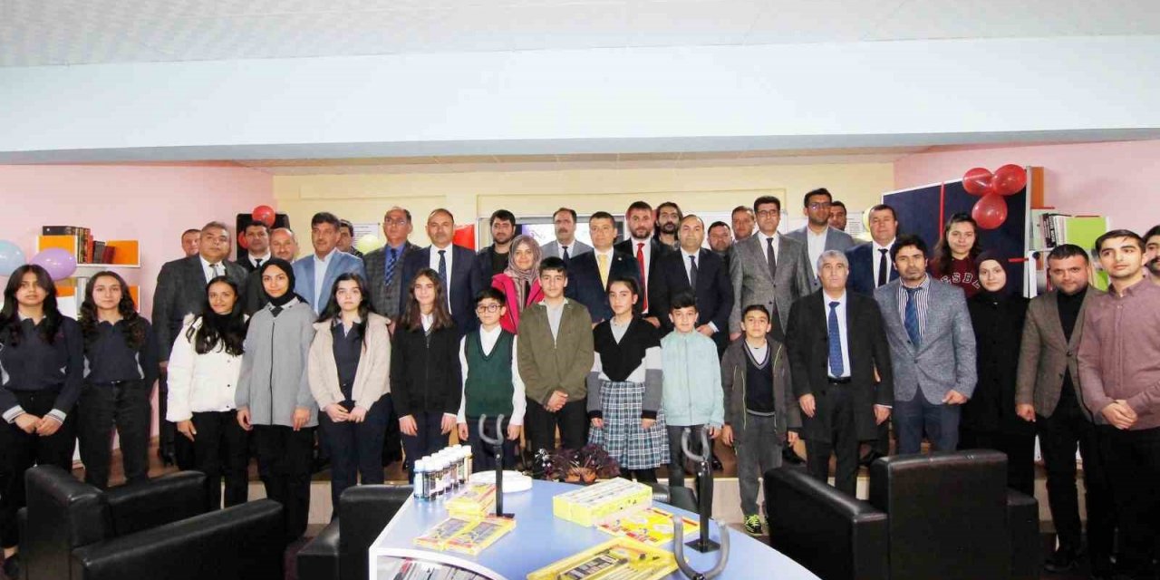 Erciş’teki okullara ekipman desteği