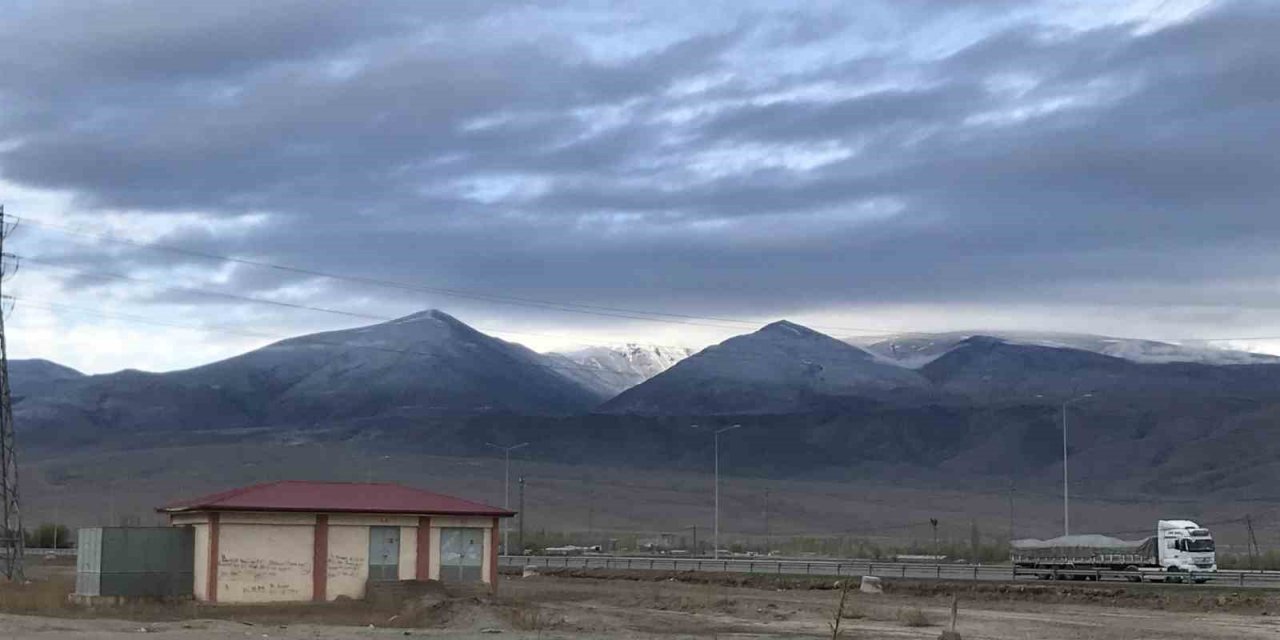 Iğdır’da kar ve fırtına etkili oluyor