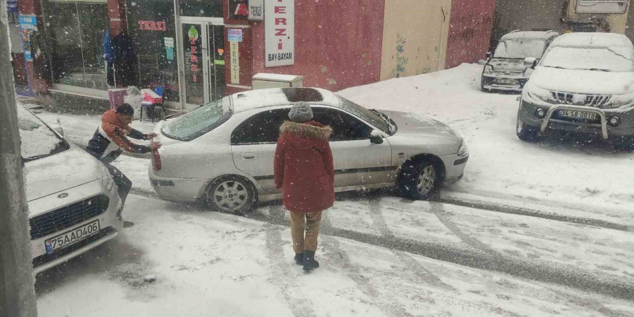 Ardahan’da kar yağışı hayatı olumsuz etkiliyor