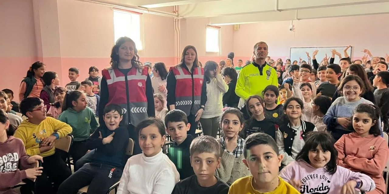 Polislik mesleğini tanıyıp suçtan korunma yöntemlerini öğreniyor