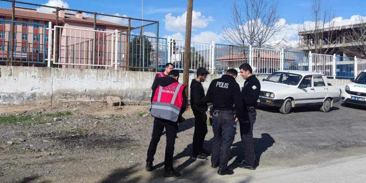 Okul önlerinde polis denetimleri sürüyor