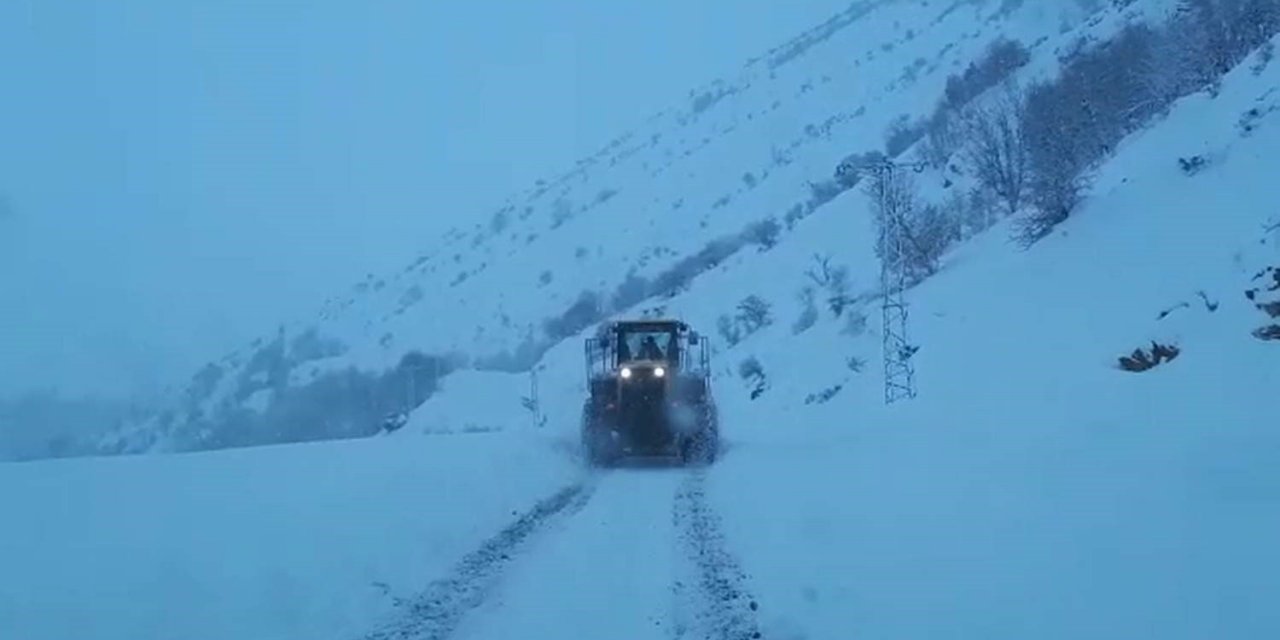 Siirt’te kar yolları kapattı, ekipler seferber oldu