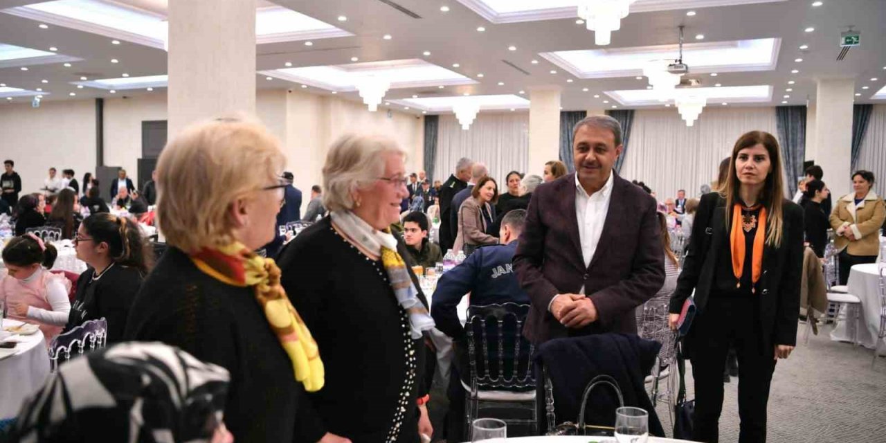 Vali Şıldak Ayvalık’ta iftar yemeğine katıldı