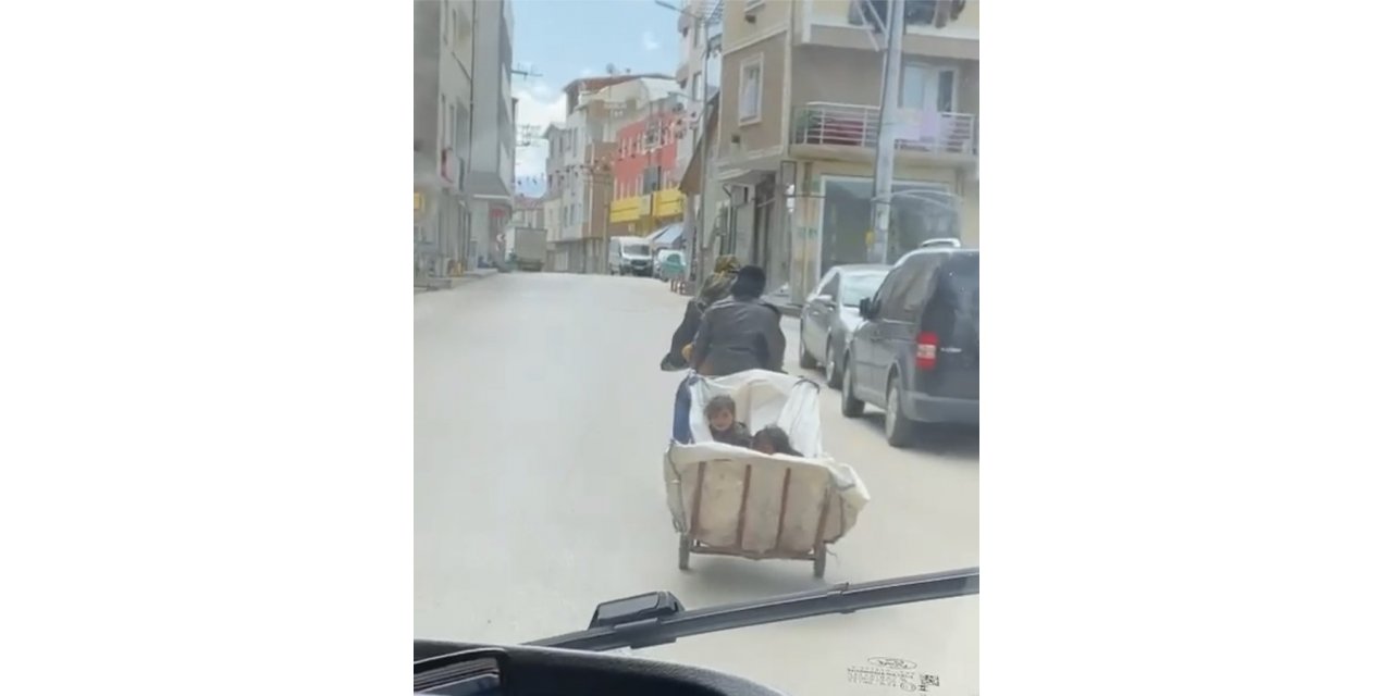 Motosiklete bağladıkları çekçek arabasıyla çocuklarını böyle taşıdılar