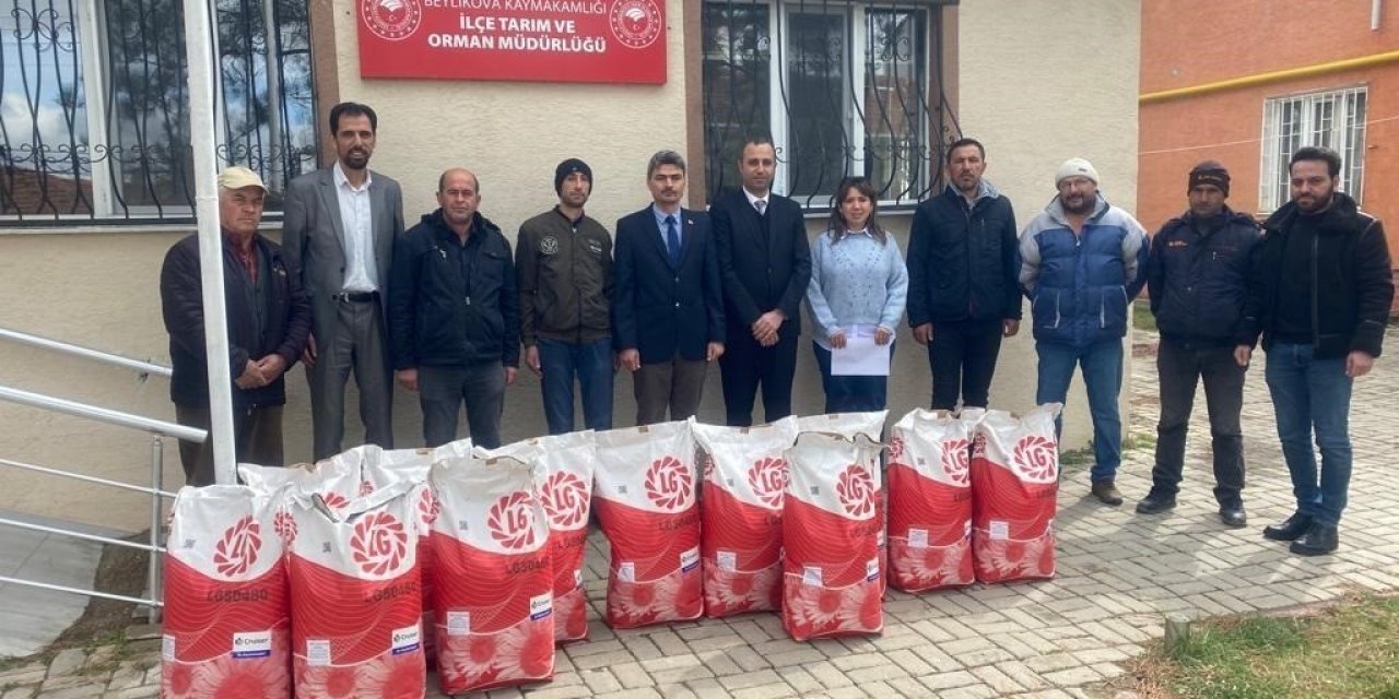 Beylikova çiftçisine ayçiçeği tohum desteği