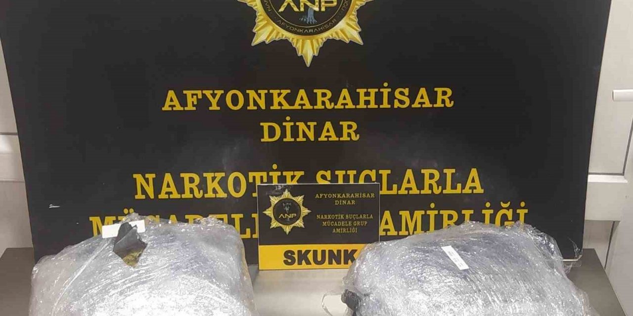Otomobilde yapılan aramada 2 kilogram 290 gram skunk isimli uyuşturucu le geçirildi