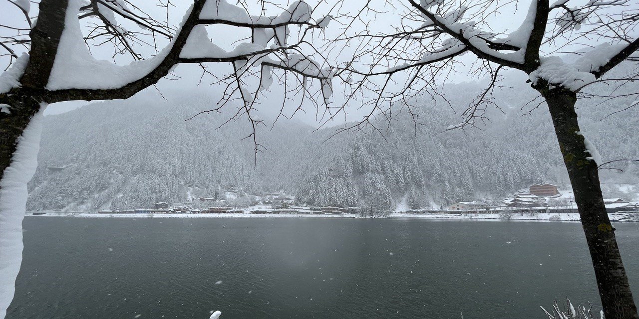 Uzungöl beyaza boyandı
