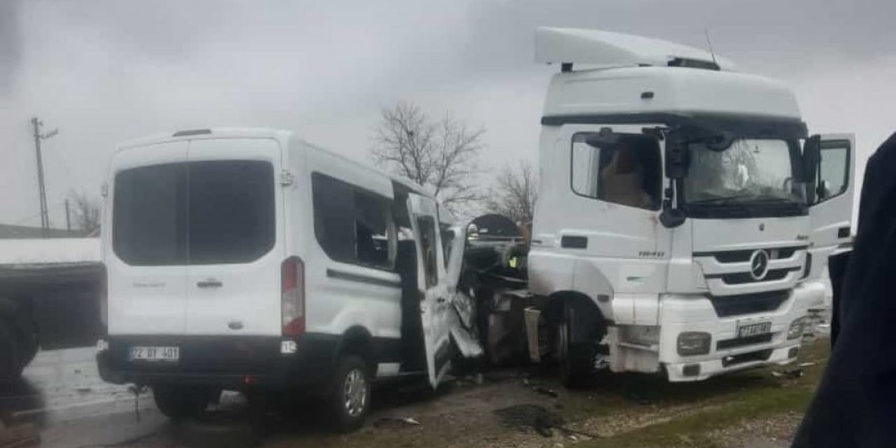 Batman’da minibüs ile tır çarpıştı: 1 ölü, 2 ağır yaralı