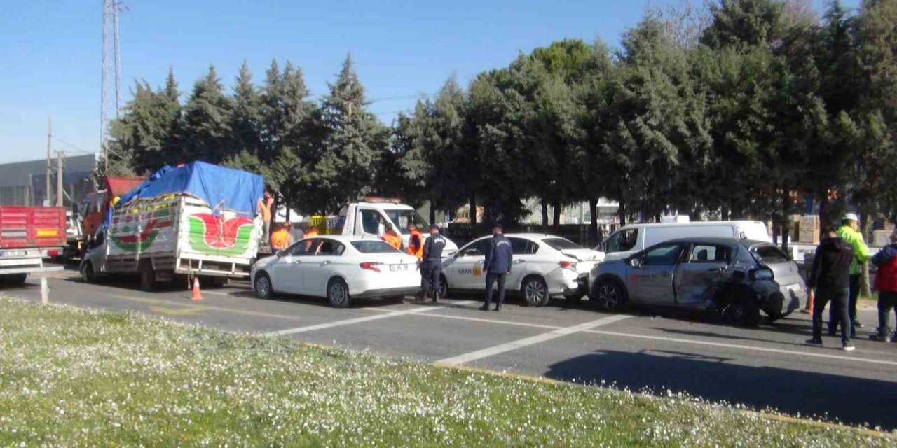 Zincirleme kazada 8 araç birbirine girdi