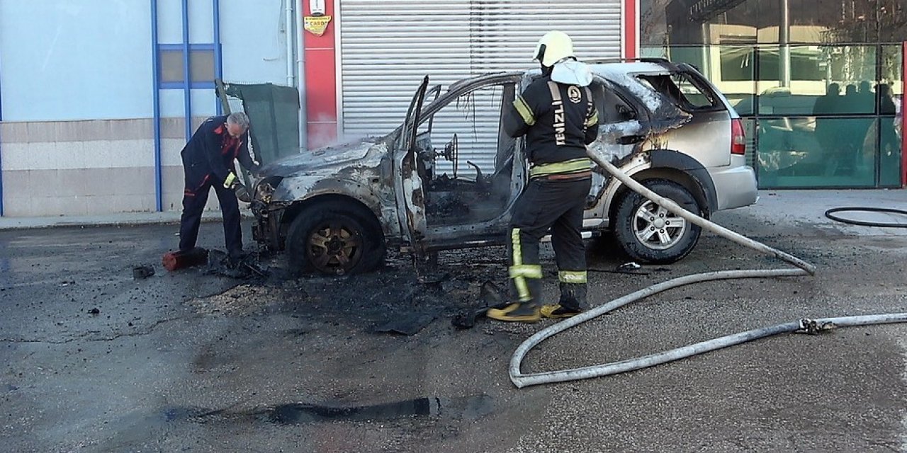 Park halindeyken yanmaya başlayan araç hurdaya döndü