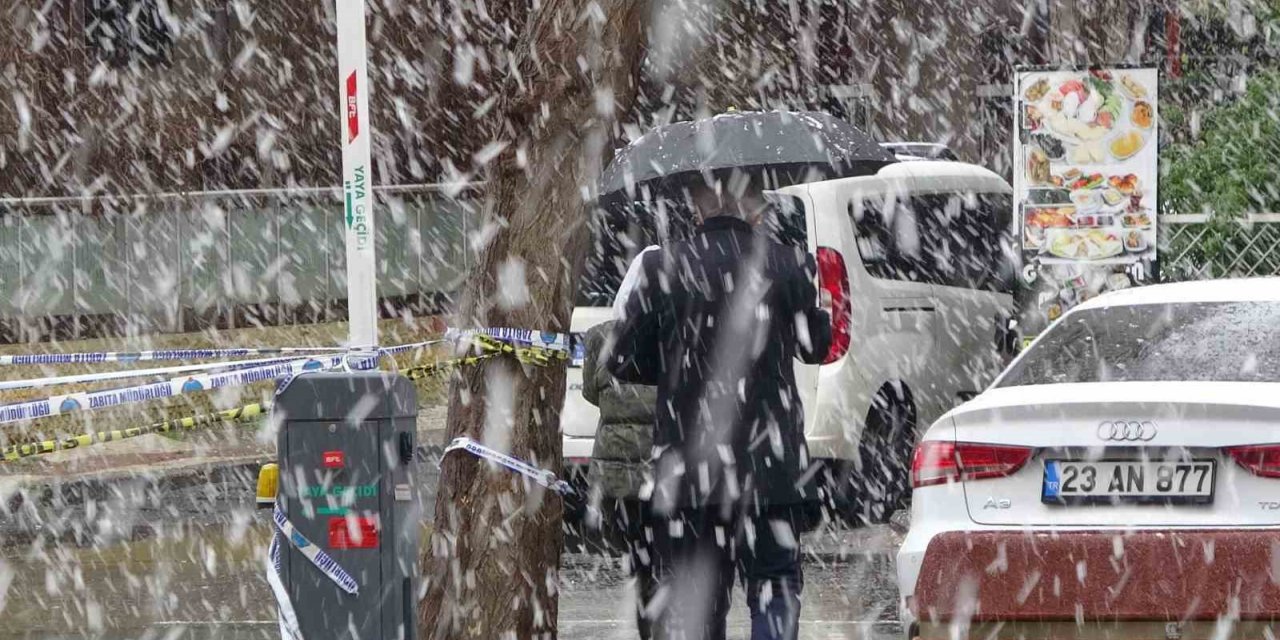 Mart kapıdan baktırdı, vatandaş kışlık elbiseleri tekrar indirdi