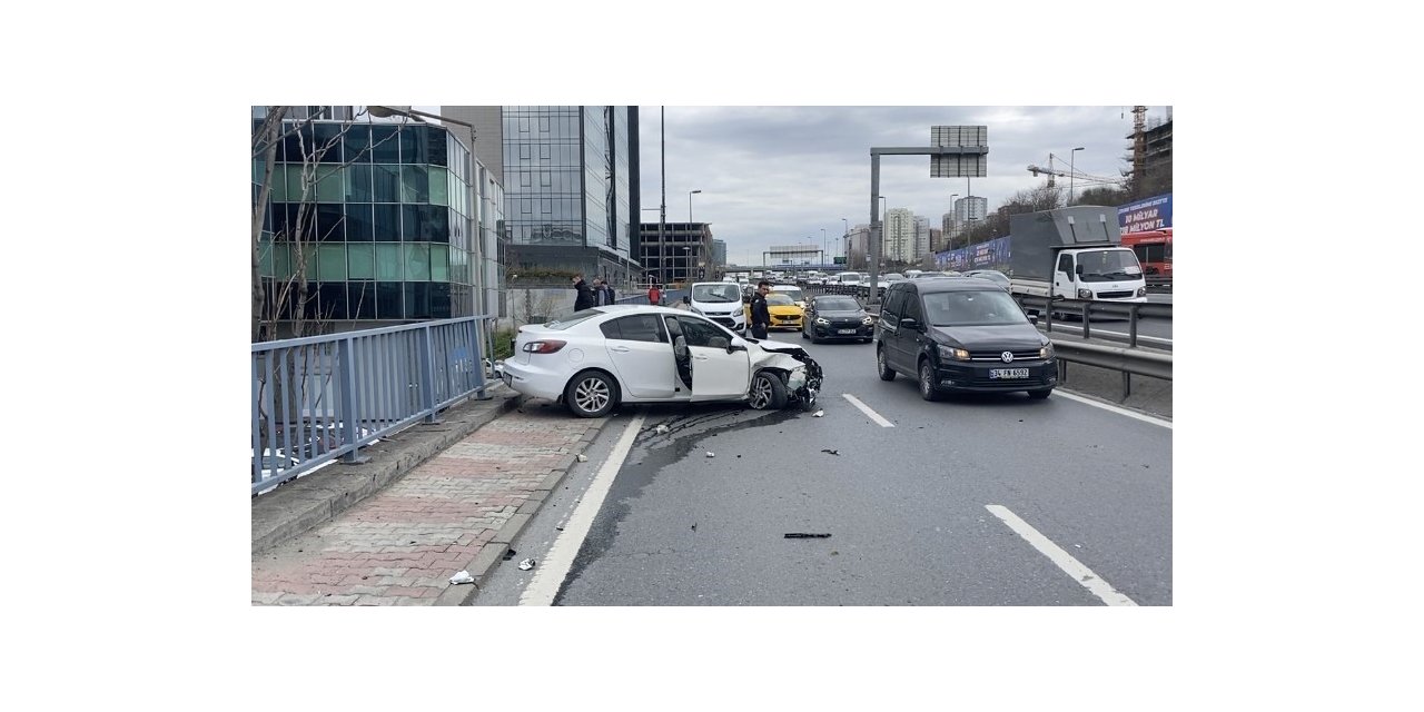 Güngören’de hızını alamayan otomobil önce minibüse, sonra demir korkuluklara çarptı