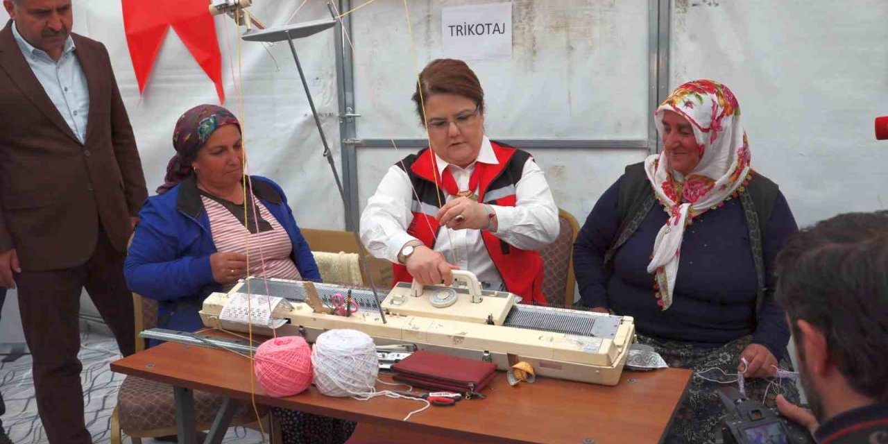 Depremzede kadınlar, depremin izlerini silmeye çalışıyor